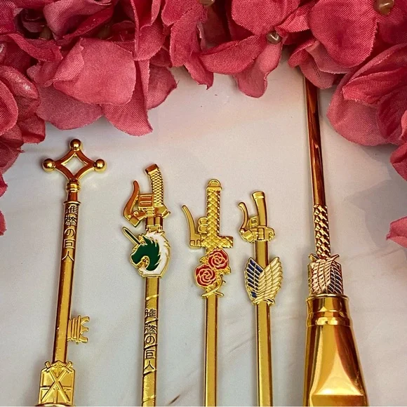 Attack on Titan Gold 5 Piece Makeup Brush Set with Bag - Picture 6 of 16